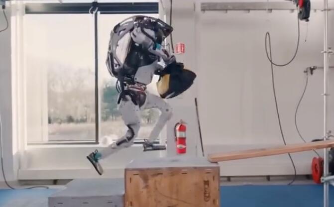 Boston Dynamics 机器人已经能工地搬砖了