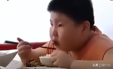 14岁江西男孩重达300斤，一顿能吃八碗饭，离世前痛哭：我要减肥  第6张