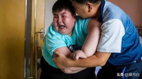 14岁江西男孩重达300斤，一顿能吃八碗饭，离世前痛哭：我要减肥  第17张