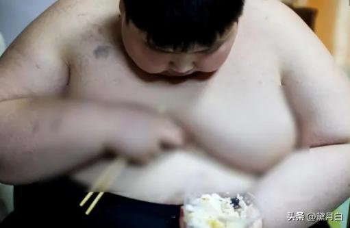 14岁江西男孩重达300斤，一顿能吃八碗饭，离世前痛哭：我要减肥  第19张