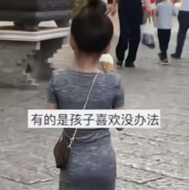 幼儿园女童穿“包臀裙”太性感引争议，孩子妈怒怼网友多管闲事  第1张