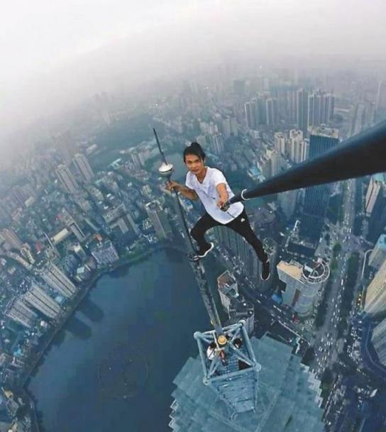 为了10万元,爬上263米高楼做引体向上的湖南小伙,已经去世5年了 第1张