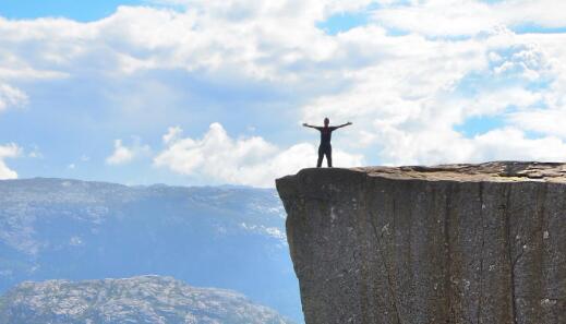 挪威布道石，世界上最危险的悬崖景点之一