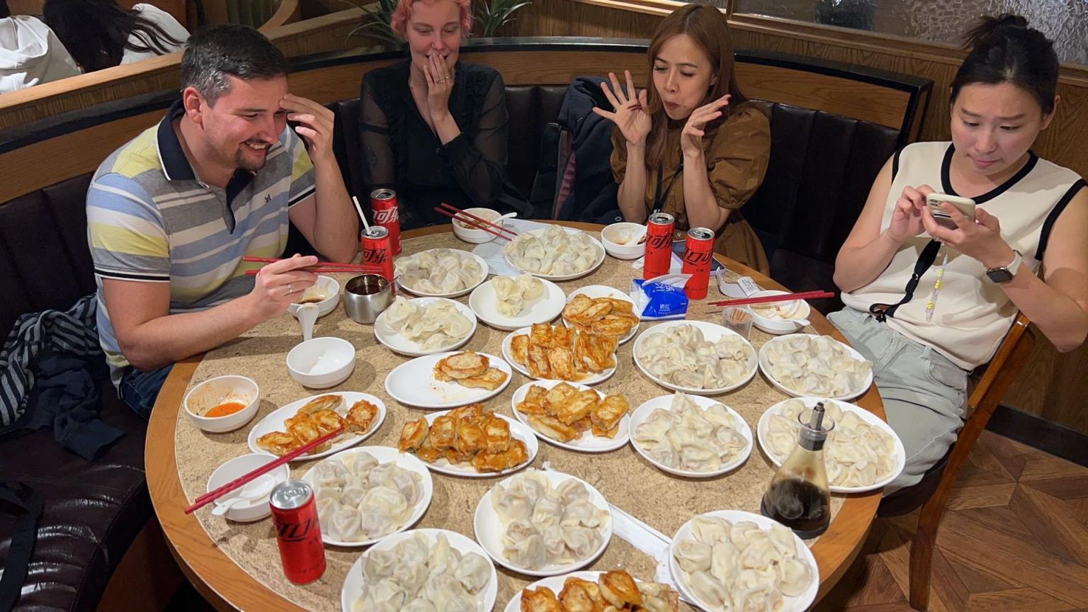 海外同事组团来中国出差，五个外国人跑去吃饺子  第1张