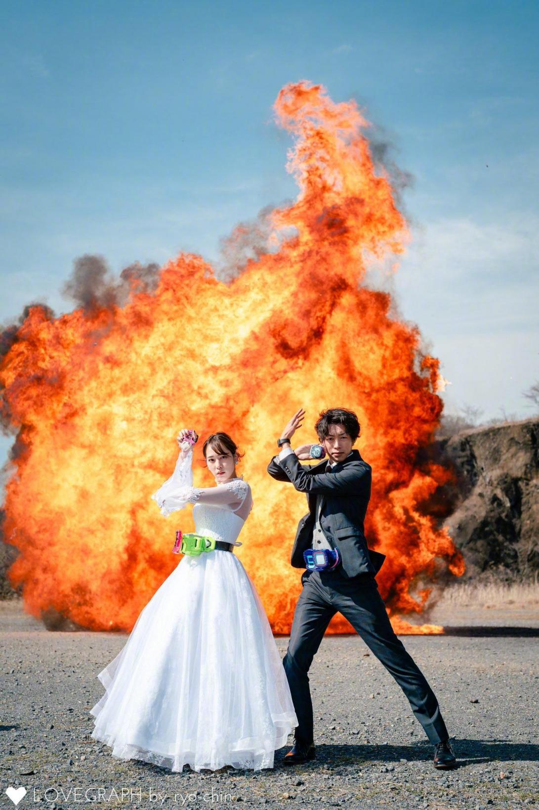 日本一家摄影公司推出 “爆炸婚纱照” 业务  第1张